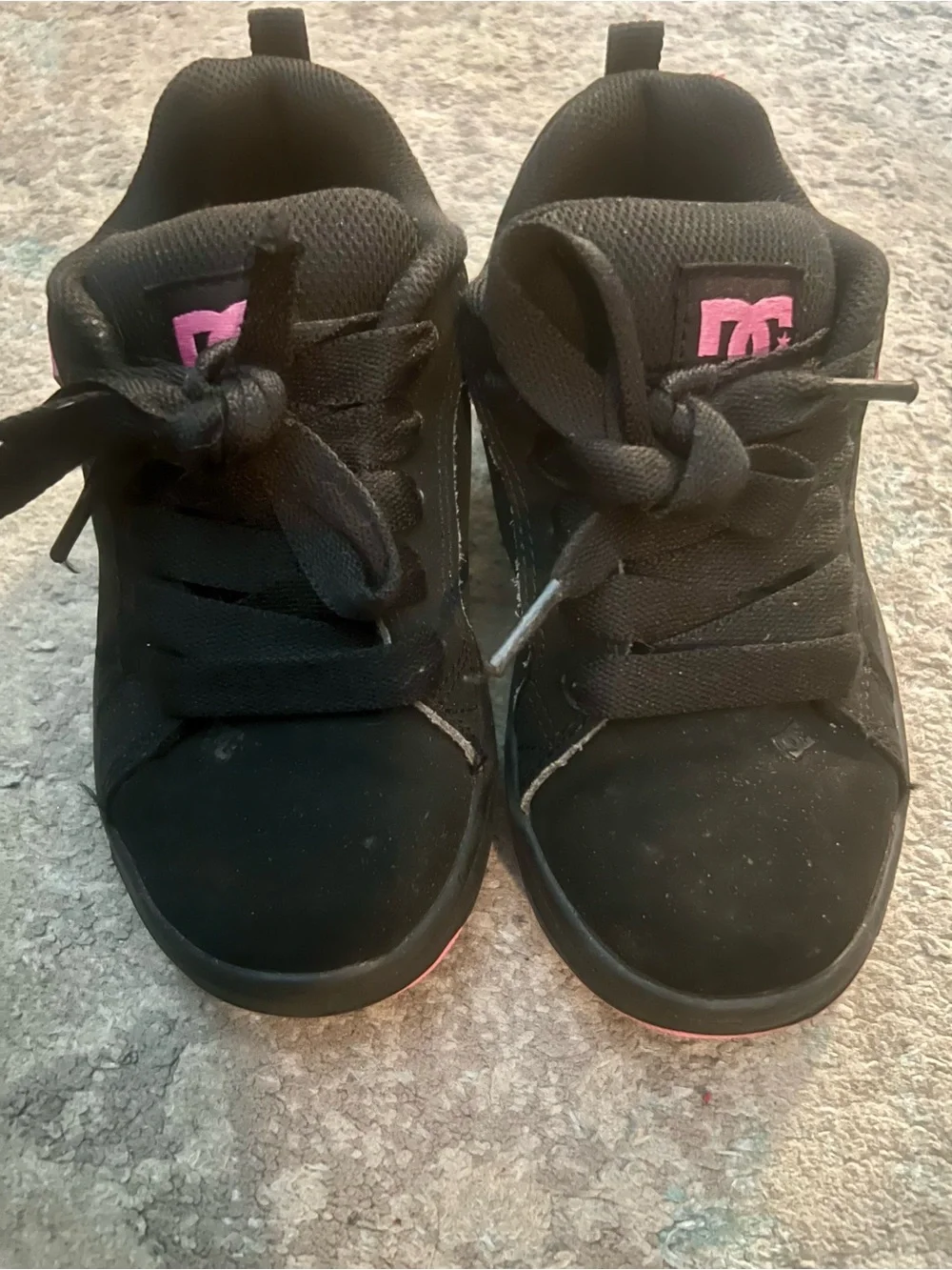 DC shoes Kids size 13 black Sneakers with Pink Logo Accents Y2K used good.